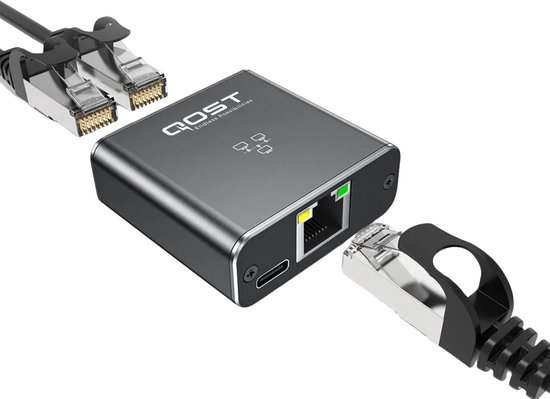 Zwarte Qost ethernet splitter met twee aansluitingen aan de ene kant en één aan de andere, met USB-C poort.