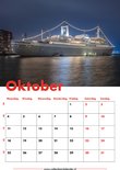Oktober kalender met een cruiseschip in de avond, verlicht met slingers.