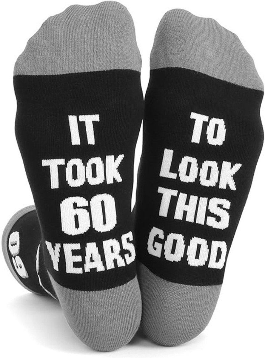 SilverAndCoco® - 60 Jaar Sokken / Gekke Vrolijke Foute Kleding / Leuke Grappige Dikke Warme Socks / Verjaardag Geschenk Sok Outfit Katoen / Vrouw Man Sinterklaas Schoen Kerst Cadeau met Tekst - Zestig Versiering Happy Birthday