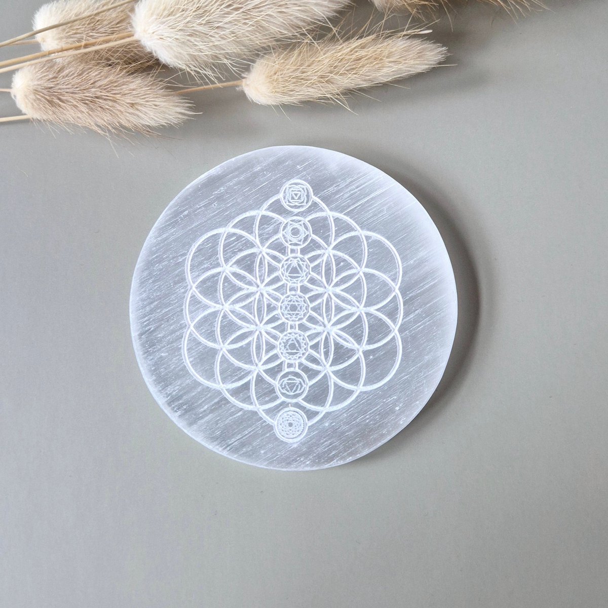 Seleniet Edelsteen Oplaadschijf met Spirituele Gravering – 10 cm