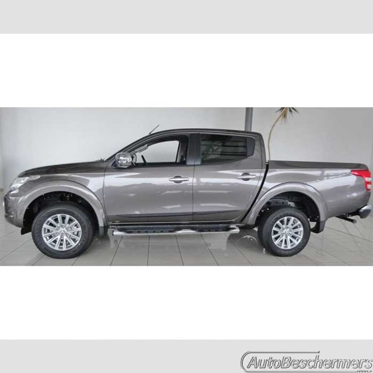 Stootlijsten set zwart voor Mitsubishi L200 2016-. De stootstrips zijn zelfklevend. Set a 4 stuks (#0040)