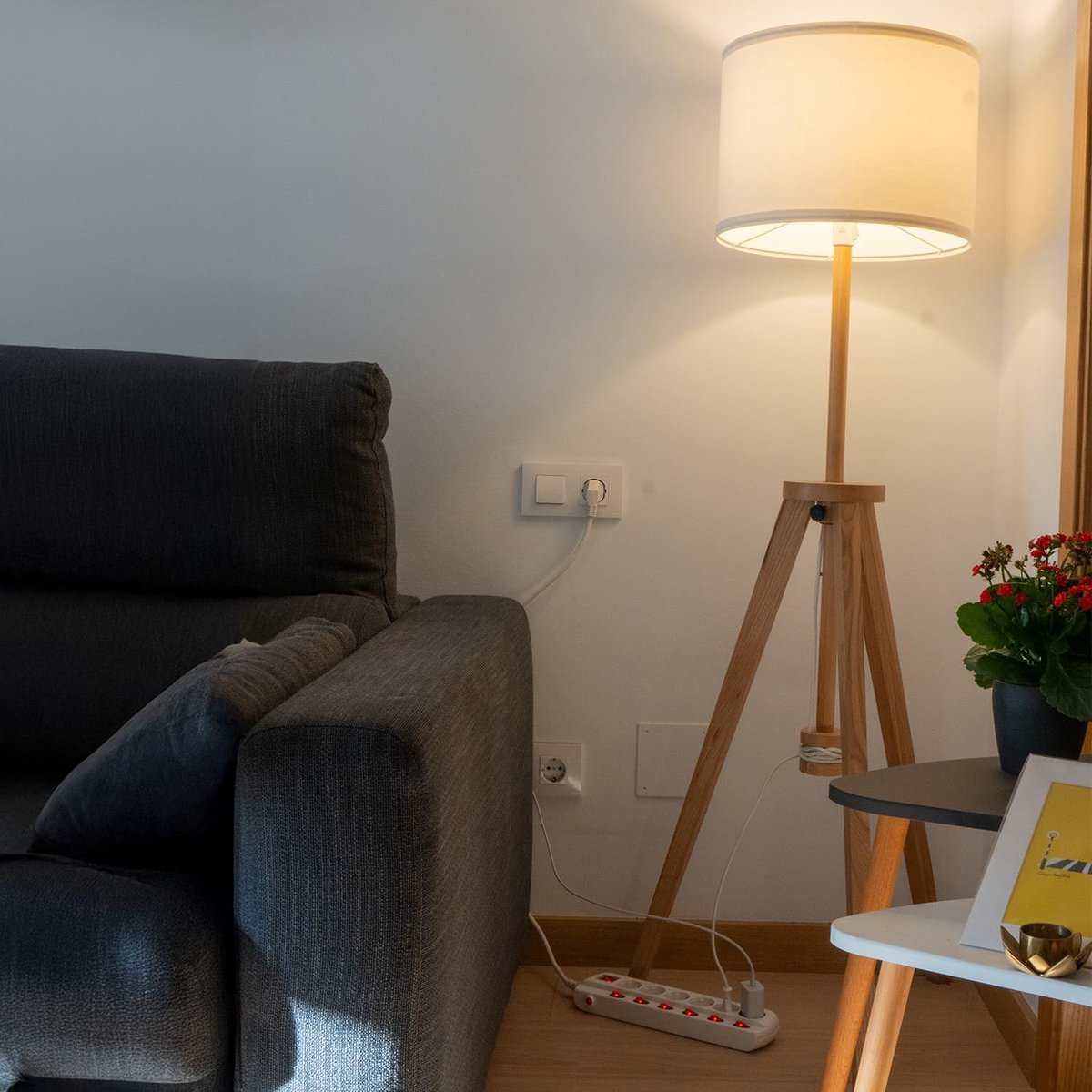 SnelShoppen - Powerstrip met 6 Stopcontacten en Enkel Schakelaar, 1.5m Kabel, 3680W Max, Veilige Kinderslot, Witte Stekkerdoos voor Thuis en Kantoor