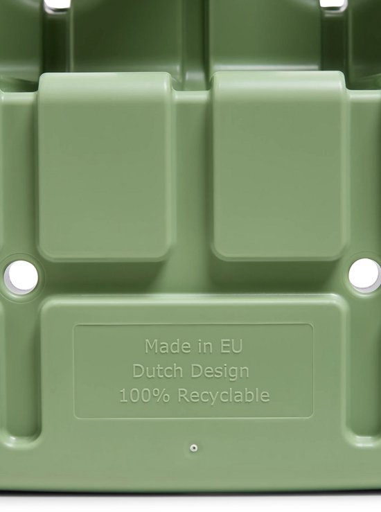 Achterkant van een lichtgroene plantenbak met de tekst 'Made in EU Dutch Design 100% Recyclable'.