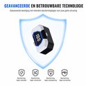 Zwarte en witte powerbank met blauwe accenten, met digitale display, binnen een schild dat bescherming symboliseert.