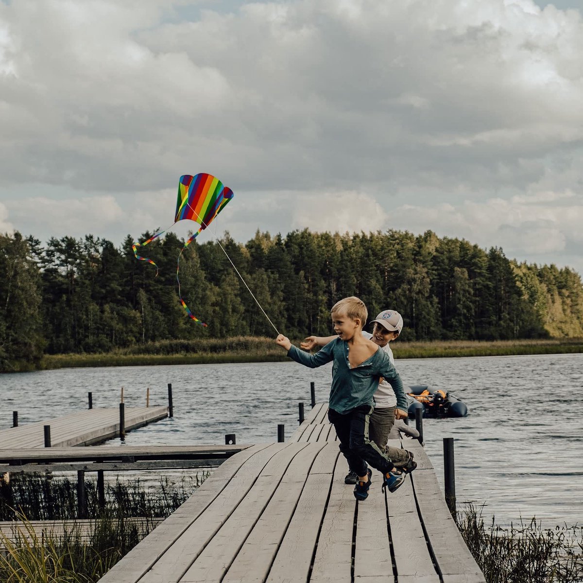 Dailygoods - Vlieger voor kinderen - Regenboogvlieger - Kleurrijke zakvlieger met lange staart - Strandspel buitenactiviteiten - Geschikt voor beginne...
