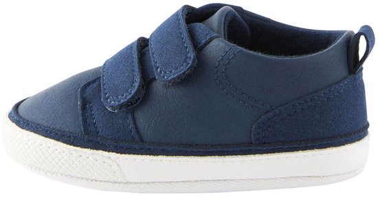Blauwe babysneaker met suède accenten en dubbele klittenbandsluiting.