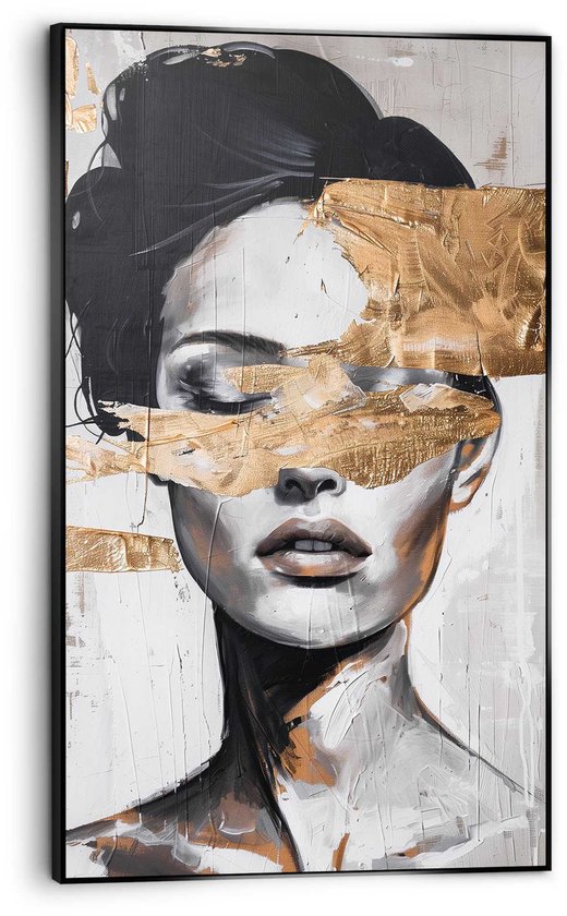 Abstract portret van een vrouw met een zwarte coupe en gouden banen over haar gezicht.