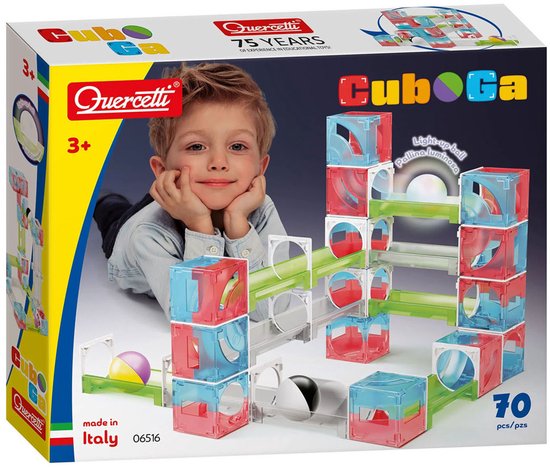 Doos van Cuboga knikkerbaan met een jongen, rode, blauwe en transparante onderdelen en drie gekleurde knikkers.