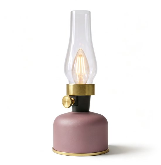 Lampe de table sans fil rose, style lampe à pétrole, avec un abat-jour en verre et des accents dorés.