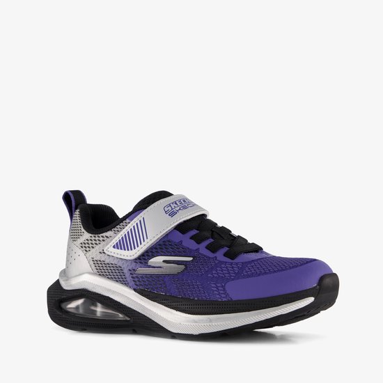 Paarse Skechers sneaker met klittenbandsluiting, zwarte veters en luchtzool.