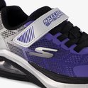 Close-up van een paarse Skechers sneaker met klittenbandsluiting en luchtzool.