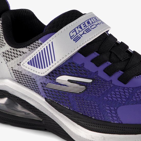 Close-up van een paarse Skechers sneaker met klittenbandsluiting en luchtzool.