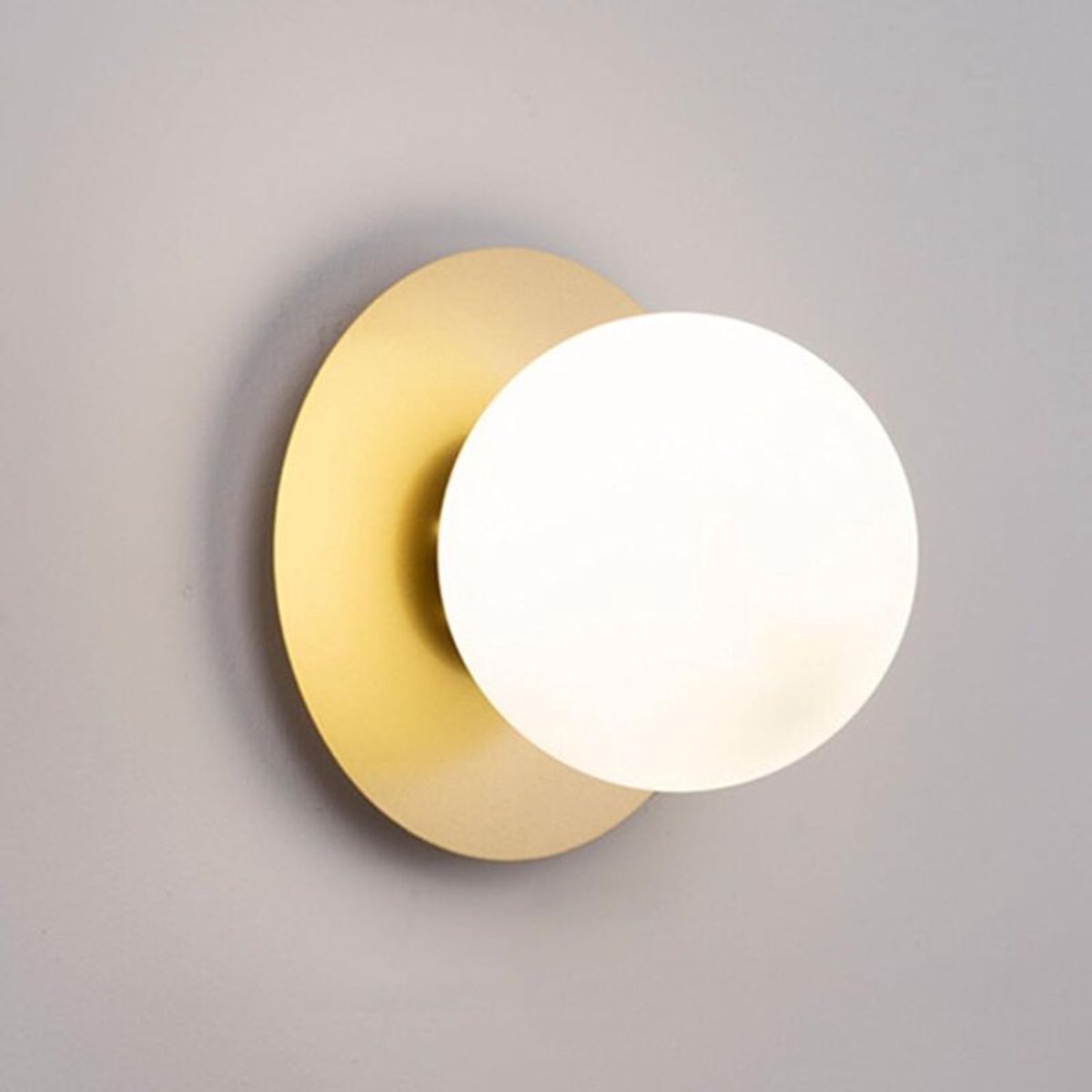Moderne gouden wandlamp, middeleeuwse smeedijzeren wandlampgeschikt voor witte glazen lampenkap, E27 fitting, geschikt voor de slaapkamer, elegante decoratie.