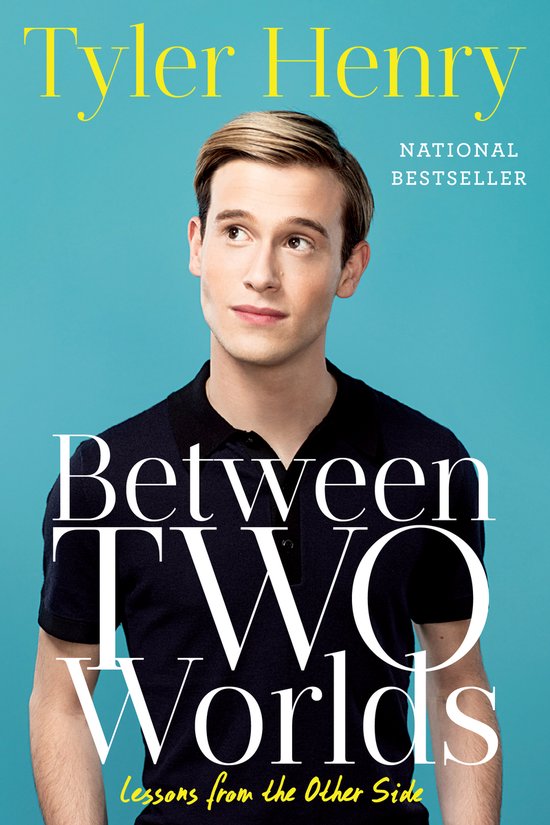 Tyler Henry, auteur van 'Between Two Worlds: Lessons from the Other Side', draagt een donkerblauw poloshirt.