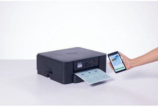 Een hand houdt een smartphone met een geprinte reiskaart omhoog, naast een zwarte Brother printer.