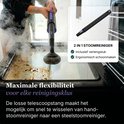Stoomreiniger met paarse accenten reinigt een vieze oven. Inclusief verlengstuk voor ergonomisch schoonmaken.