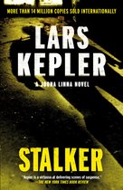 Boekcover 'Stalker' van Lars Kepler. Witte letters op donkere achtergrond met gele tekst 'STALKER'.