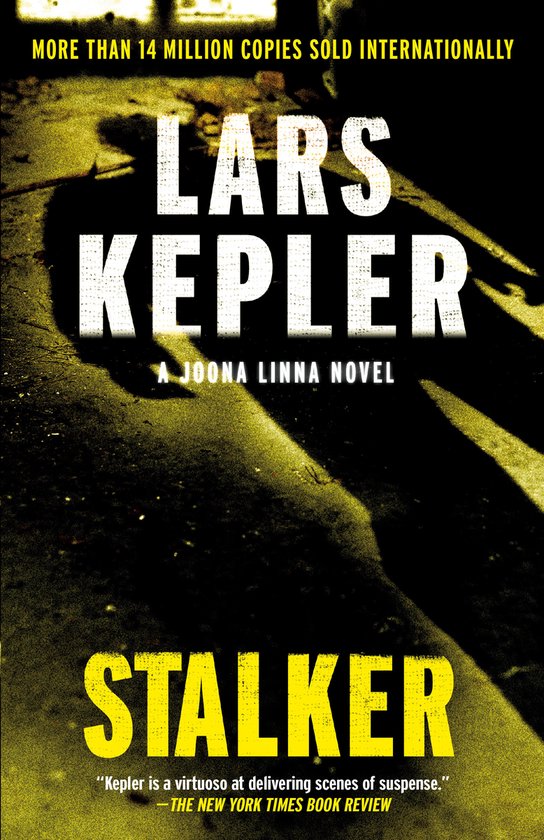 Boekcover 'Stalker' van Lars Kepler. Witte letters op donkere achtergrond met gele tekst 'STALKER'.