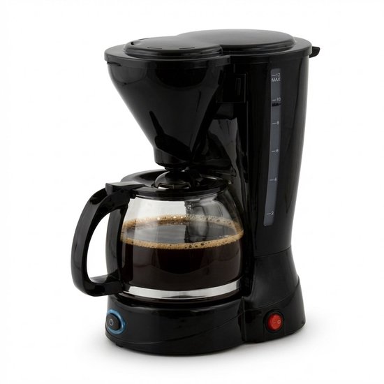 Zwart koffiezetapparaat met glazen kan vol koffie, op witte achtergrond.