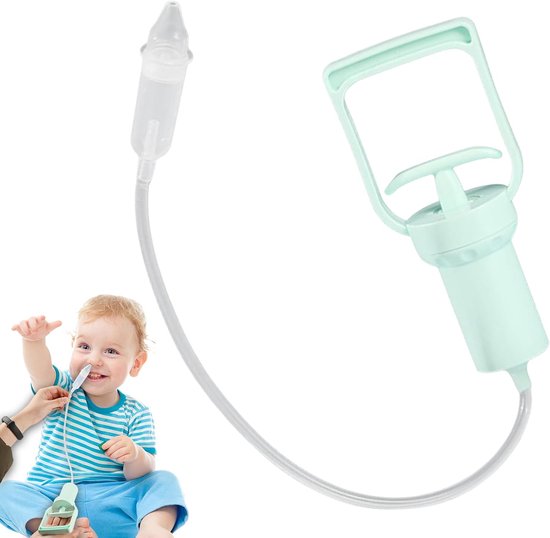 Een baby met een blauw gestreept shirt wordt geholpen met een neusreiniger met een mintgroene pomp. Naast hem staat de neusreiniger.