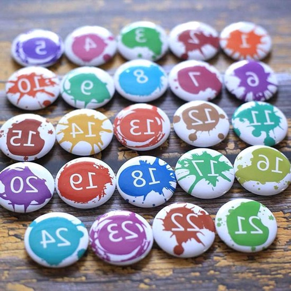 Adventskalender met 24 knoppen - knutselen kerstkalender - cijfers en jutezakje
