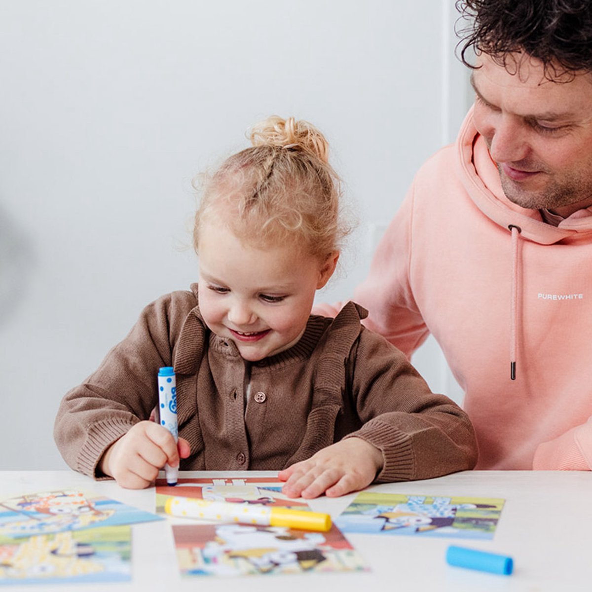 Bluey 2-in-1 Knutselset - Gipsfiguren gieten en stempelkaarten maken - Speelgoed Kinderen - Knutselen - Voor meisjes en jongens - Vanaf 5 jaar - Totum — afbeelding 16