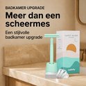 Mintgroen scheerapparaat met houder, verpakking en mesjes op badkameraanrecht.