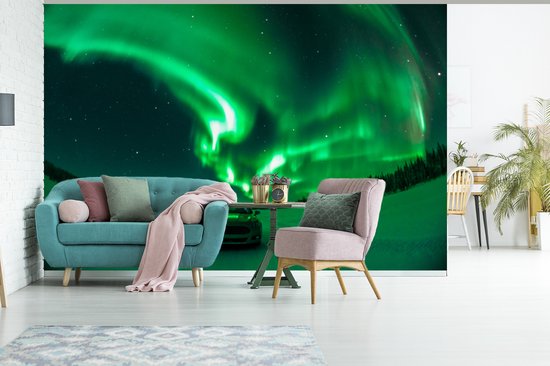 Behang - Fotobehang Noorderlicht - Sterrenhemel - Auto - Breedte 330 cm x hoogte 220 cm