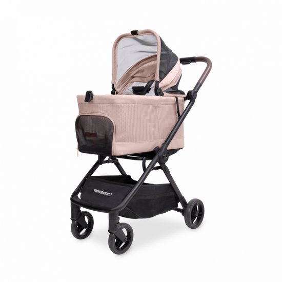 Lichtroze hondenbuggy met zwarte accenten, zonnekap en boodschappenmand.