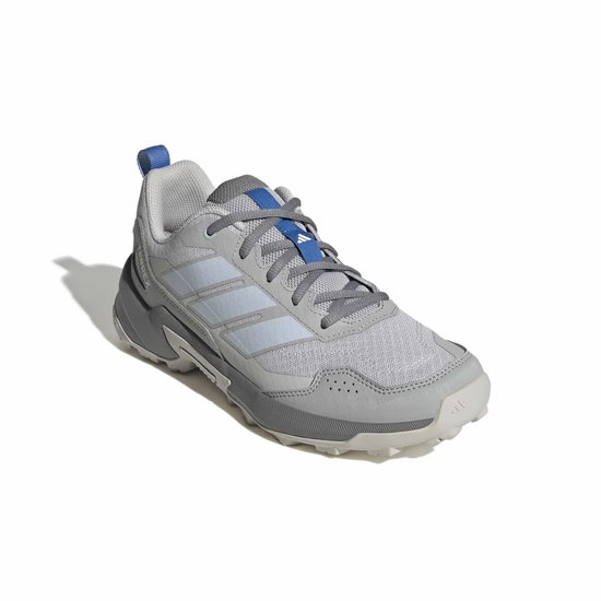 Grijze adidas Terrex Eastrail 3 wandelschoen met lichte blauwe strepen en blauwe veterlus.
