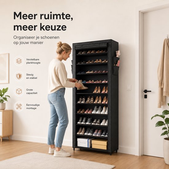 Vrouw plaatst schoenen in een zwart schoenenrek met 10 lagen.