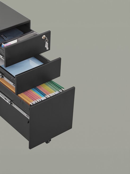 Zwarte archiefkast met open lade met hangmappen in diverse kleuren, en een gesloten bovenste lade.