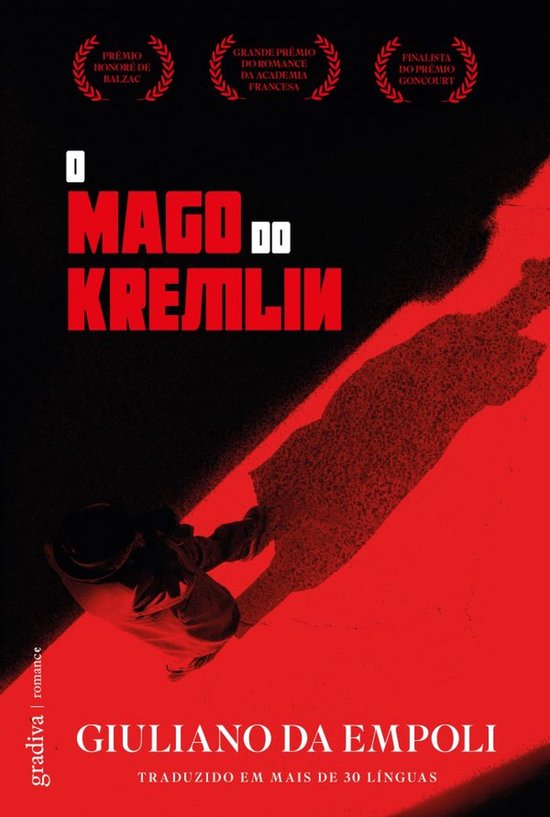 Boekomslag 'De Magier van het Kremlin' met rode en zwarte tinten. Een schaduw van een man is zichtbaar.