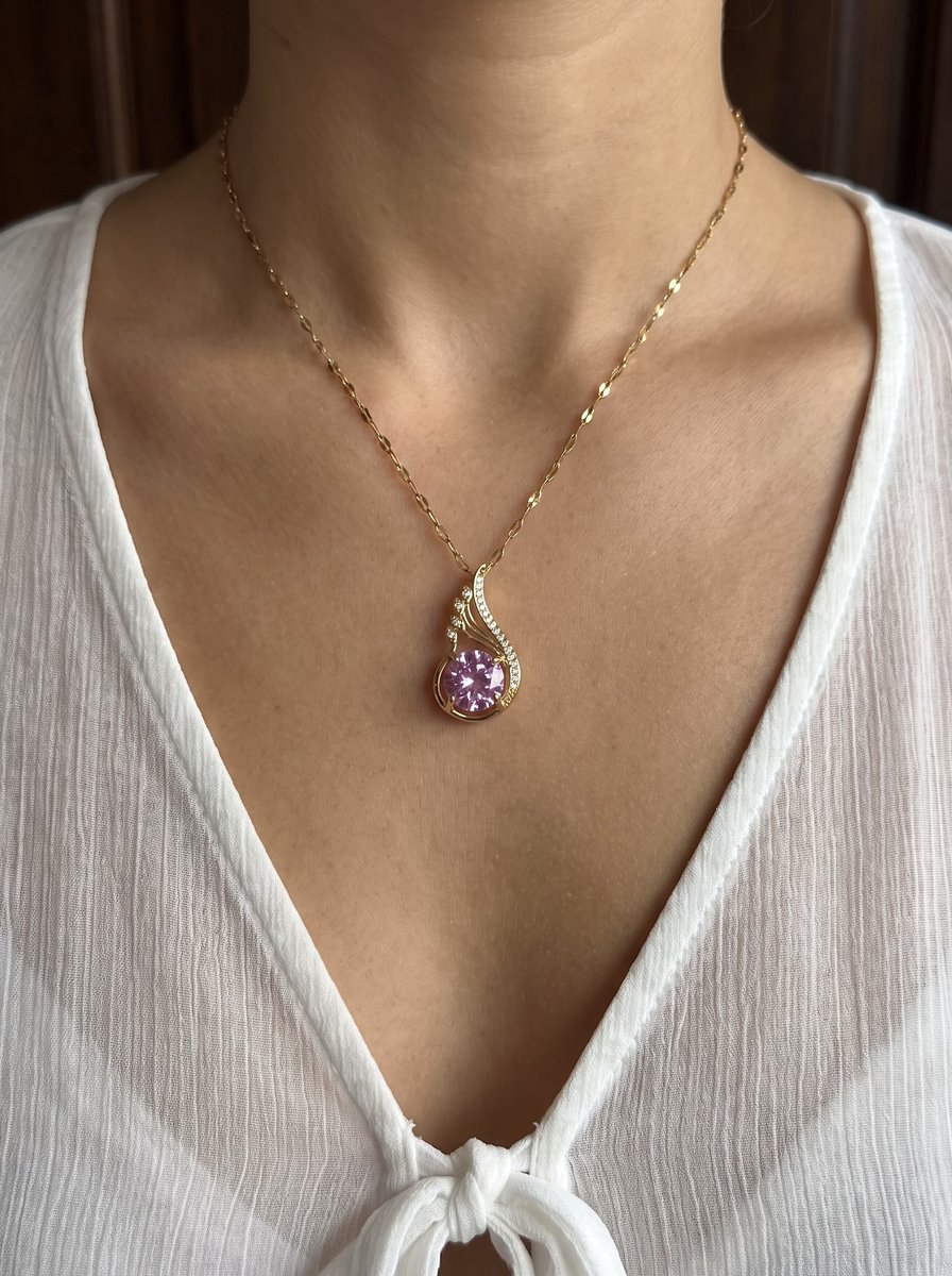 Anelplus Goudkleurige Ketting met Roze Kristal Hanger – Elegante Dames Halsketting met Zirkonia