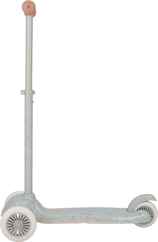 Zijaanzicht van een lichtgroene step met gebloemd patroon en roze handvat.