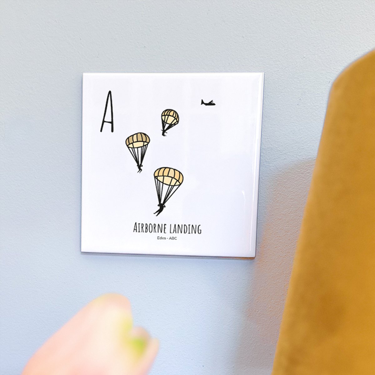 Airborne Landing - ABC tegeltje Ede - Keramiek met Handgetekende Illustratie - Wanddecoratie - Woondecoratie - Relatiegeschenk - Souvenir - 10,8 x 10,8 cm