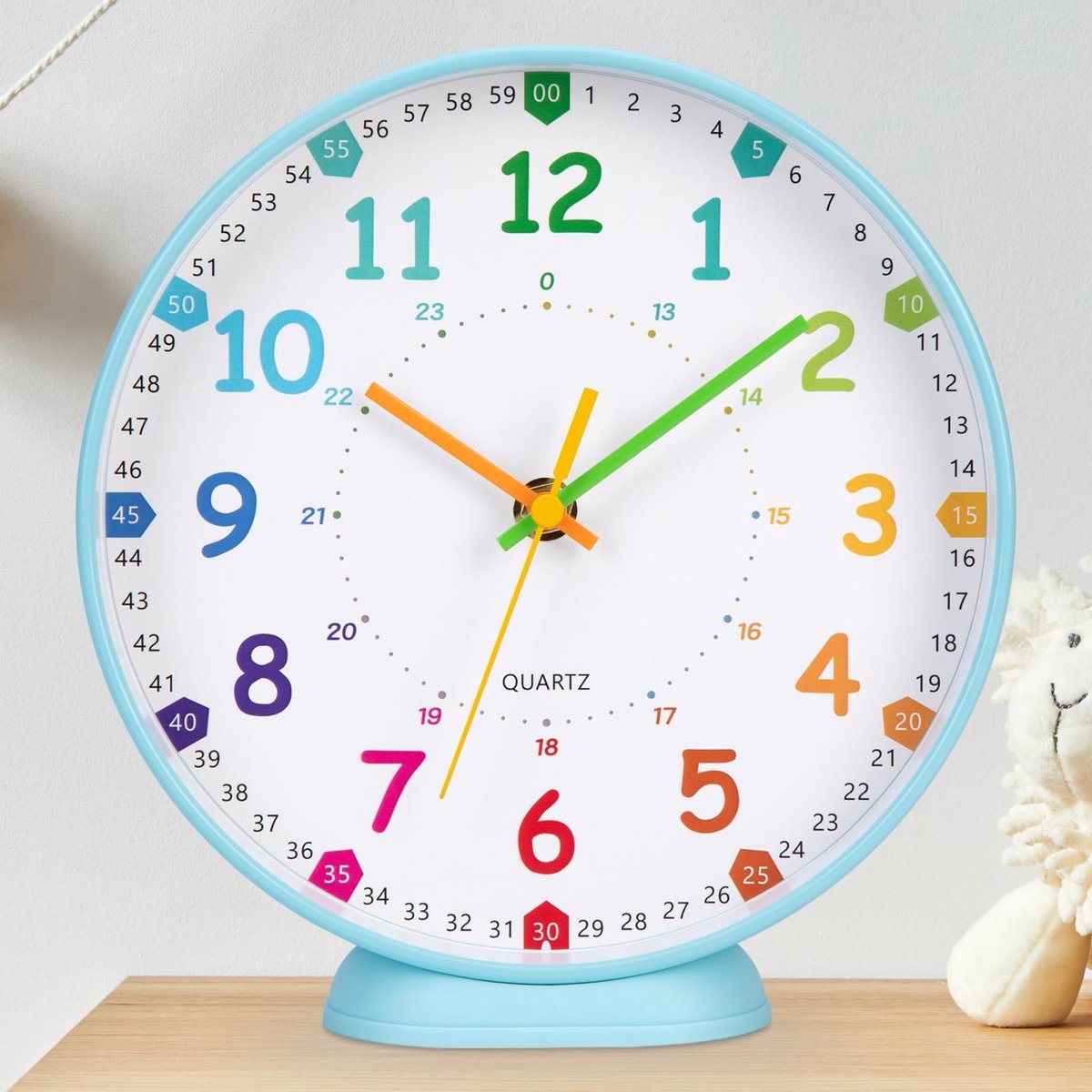 Omgoods - Stille Klok voor Kinderen 20 cm met Kleurige Cijfers en Tafelstandaard