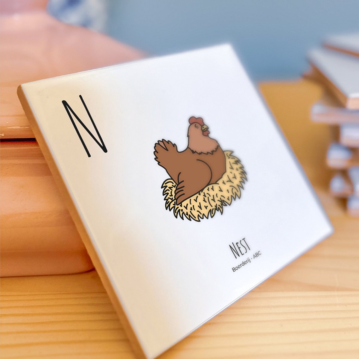 Nest - ABC tegeltje Boerderij - Keramiek met Handgetekende Illustratie - Wanddecoratie - Woondecoratie - Relatiegeschenk - Souvenir - 10,8 x 10,8 cm