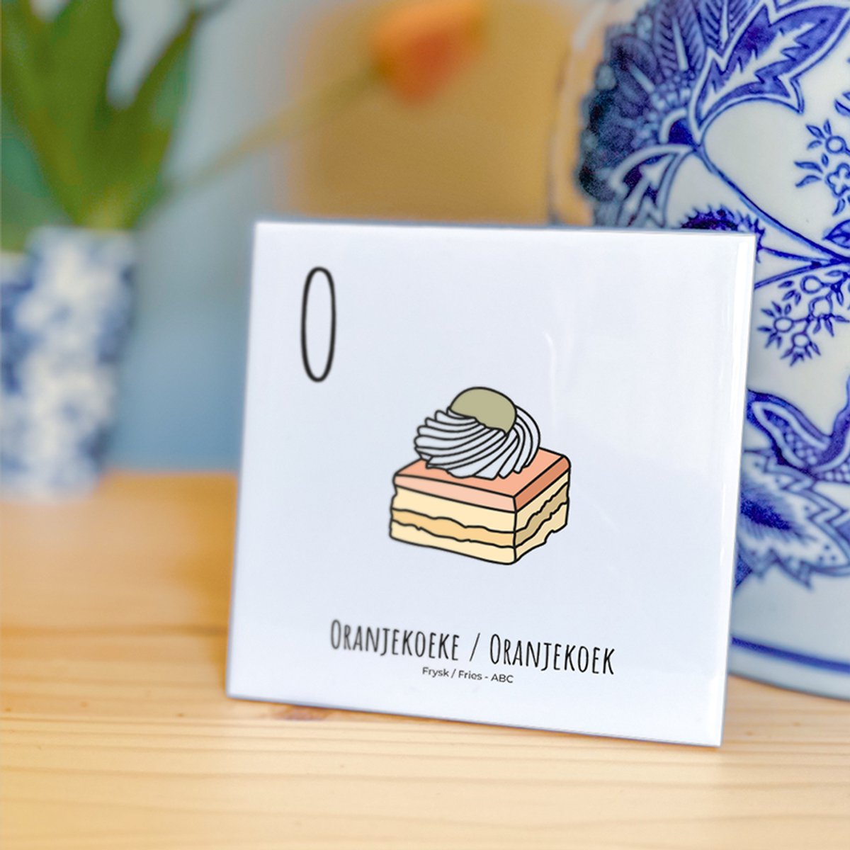 Oranjekoeke / Oranjekoek - ABC tegeltje Fryslân-Friesland - Keramiek met Handgetekende Illustratie - Wanddecoratie - Woondecoratie - Relatiegeschenk - Souvenir - 10,8 x 10,8 cm
