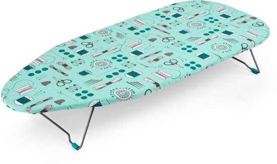 Opvouwbare mini strijkplank, aquamarijn met patroon van naaibenodigdheden, met metalen poten.