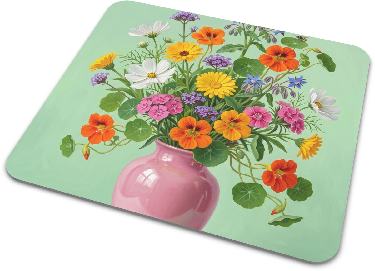Muismat botanische illustratie met oranje Oost-Indische kers, cosmos en margrieten in zachtroze vaas Lenteachtige wilde bloemen met wespje Frisse bureau accessoire voor op de thuiswerkplek Vrolijk bloemen cadeau voor kantoor
