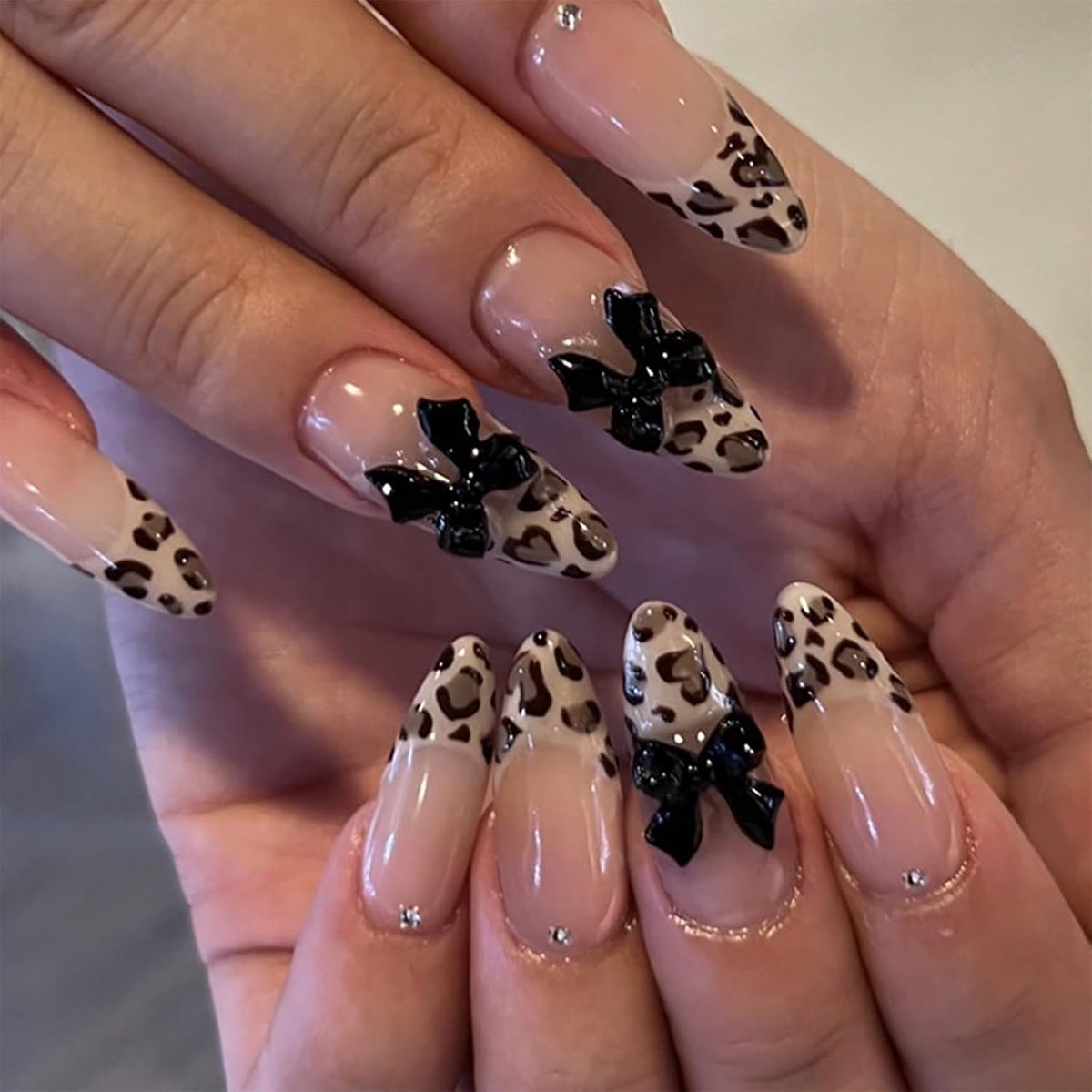 Amandel press-on nagels, gouden lijm, luipaard, boogdesign, bling