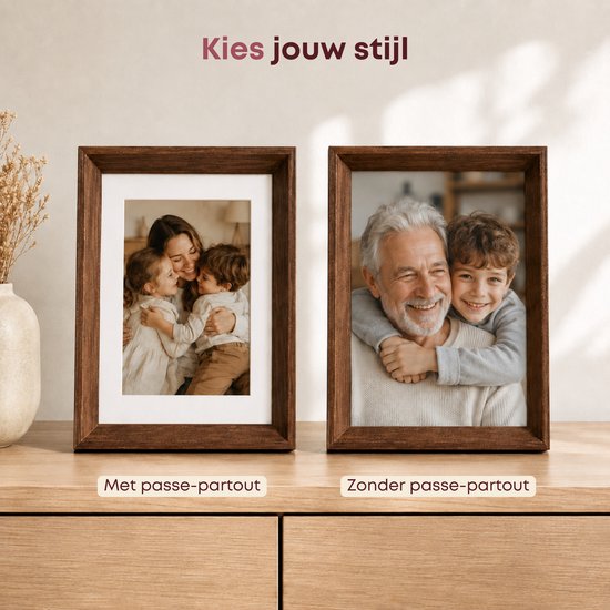 Twee bruine houten fotolijsten met foto's van gezinnen. De linker heeft een passe-partout, de rechter niet.