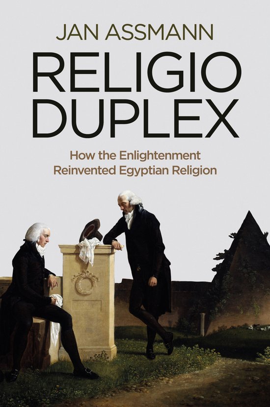 Boekomslag van 'Religio Duplex' met de tekst 'JAN ASSMANN RELIGIO DUPLEX How the Enlightenment Reinvented Egyptian Religion'. Twee mannen in 18e-eeuwse kledij staan bij een klassiek monument, met op de achtergrond een piramide.