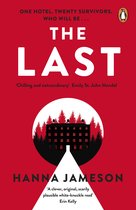 Boekcover van "The Last" met rode achtergrond, de titel in grote witte letters en een silhouet van een hotel met kerstbomen.