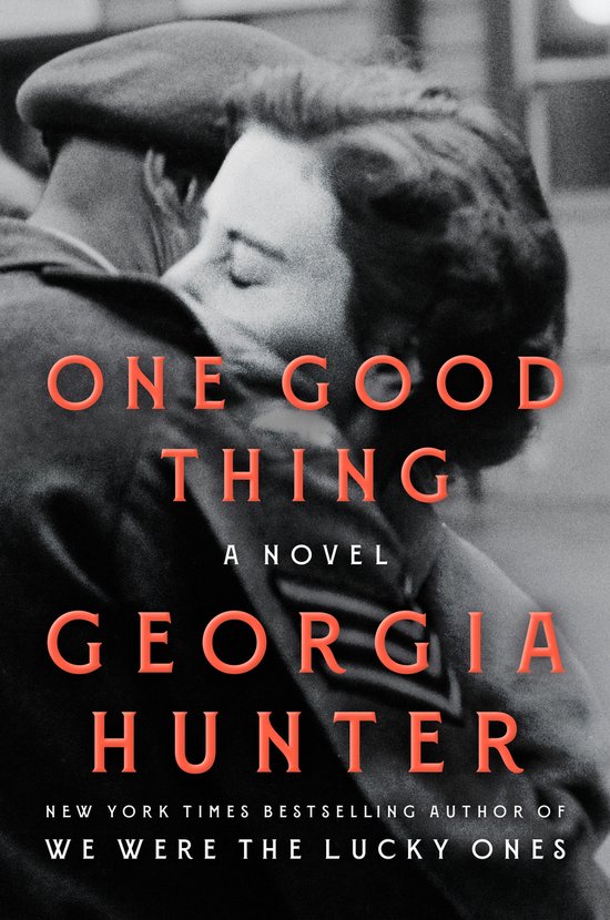 Boekhoes met de titel 'One Good Thing' en de tekst 'A Novel Georgia Hunter'. Een zwart-witfoto van een stel dat elkaar omhelst.