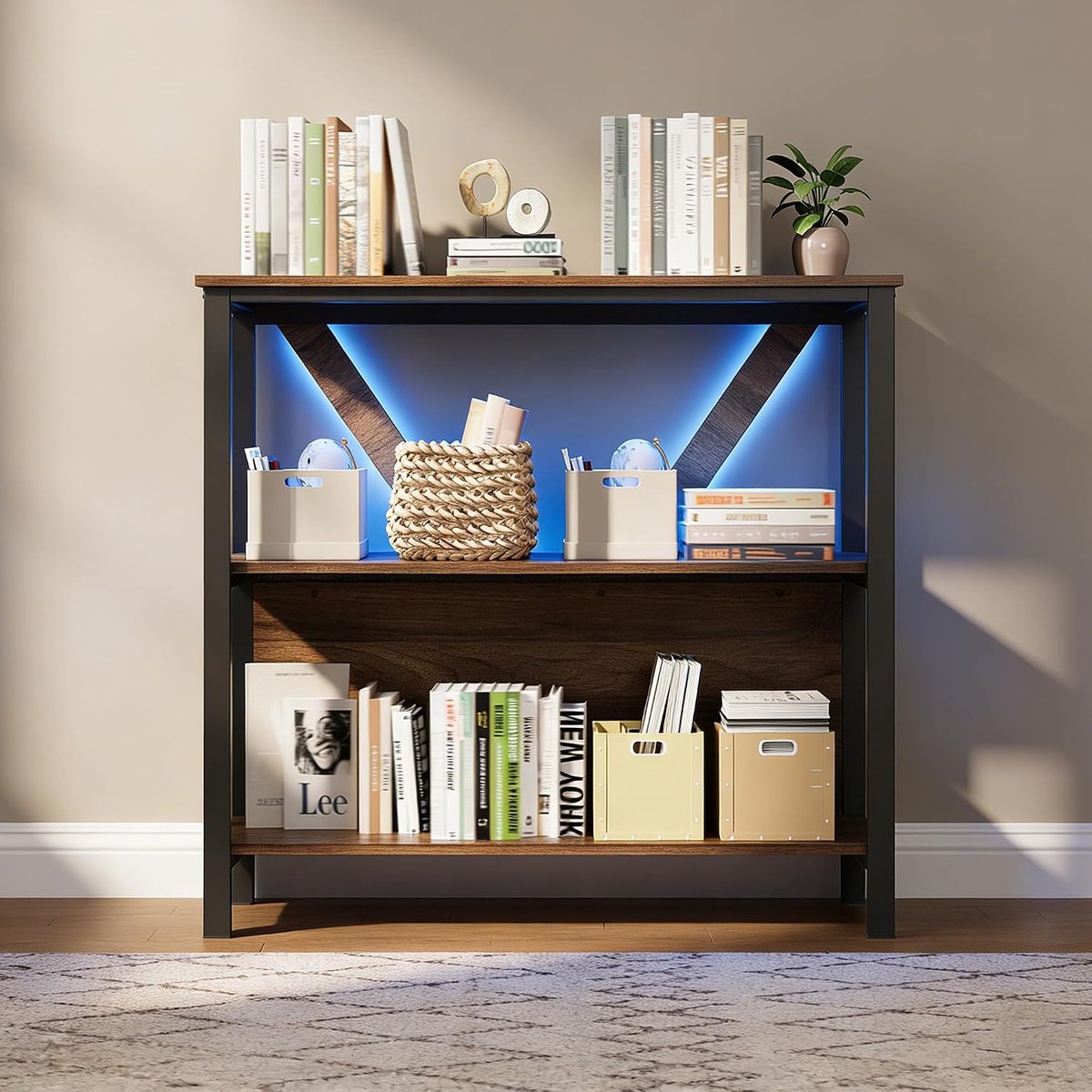 Boekenkast in industriële stijl met verstelbare led verlichting- laag metalen frame- open planken en een modern- compact ontwerp voor thuis-op kantoor-in de woonkamer of slaapkamer