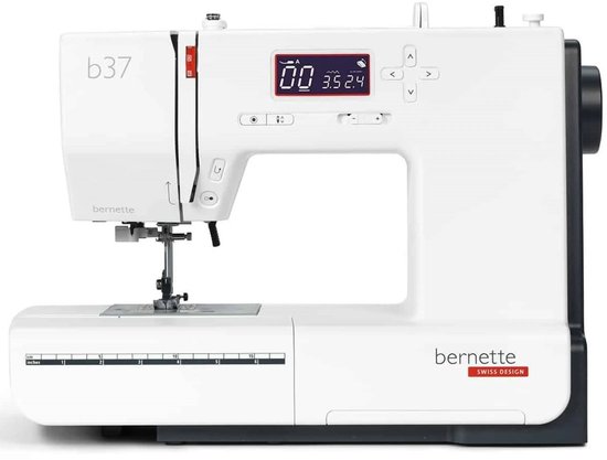 Witte Bernette b37 naaimachine, frontaal, met digitaal display.