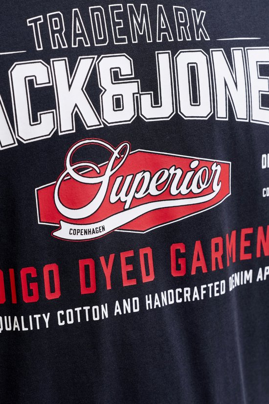 Close-up van Jack & Jones logo, 'Superior' en 'Indigo Dyed Garments'.