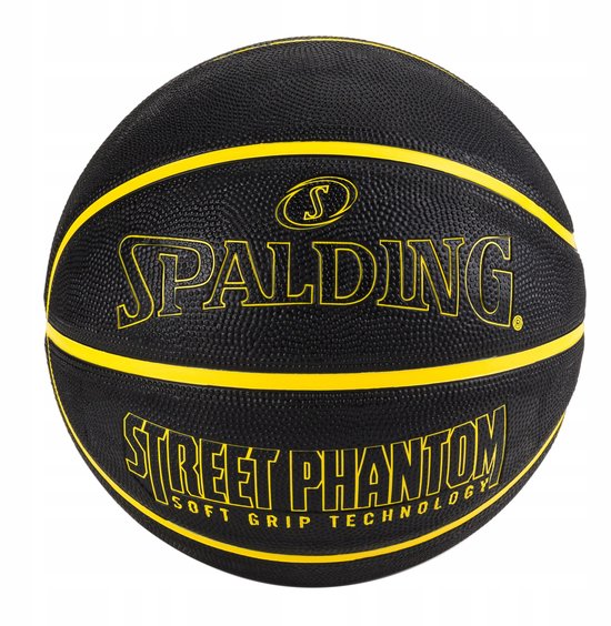 Zwarte basketbal met gele lijnen, het logo van Spalding en 'Street Phantom soft grip technology'.